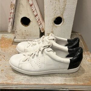 Vince White and Black Women 9.5 Leather Athletic Shoes